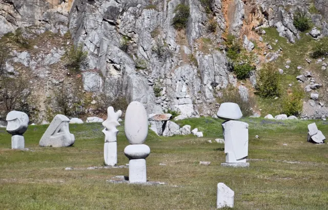Nagyharsány A nagyharsányi szoborpark látványából