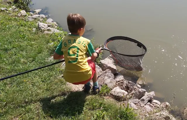 Ifjú sporthorgász visszaengedi a kifogott halát